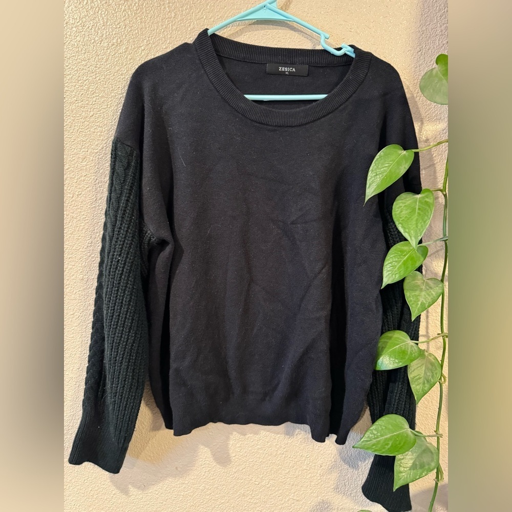 ZESICA black crew neck sweater with mixed knit sleeves.